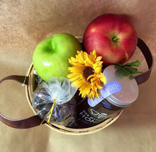 Load image into Gallery viewer, Rosh Hashana Apples & Honey Gift Basket
