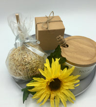 Load image into Gallery viewer, Rosh Hashana Taffy Apple &amp; Honey Jar Gift Package
